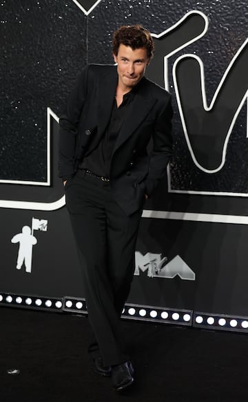 Shawn Mendes posa en la alfombra roja de los MTV Video Music Awards.