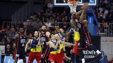 Will Thomas entra a canasta ante la oposición de Thanasis Antetokounmpo.