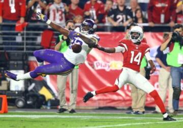 Y justo en el siguiente drive de los Cardinals, estuvo a punto de ocurrir una jugada que hubiera sido un "game changer": Rhodes estuvo a punto de interceptar un pase a Nelson, pero el bal¨®n se le call¨® de las manos. El jugador, con un grueso vendaje por una lesi¨®n en la mu?eca durante la primera mitad que provoc¨® que no pudiera atajar el bal¨®n, ten¨ªa el campo despejado para haber conseguido el touchdown de retorno.