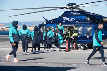 Llegada de los jugadores del Barcelona en helicóptero a Ceuta