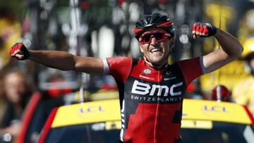 Greg Van Avermaet celebra su segunda victoria en Le Lioran, que vino acompañada del maillot amarillo.