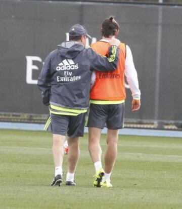 Rafa Benítez habla con Bale.