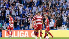 Los jugadores del Granada cabizbajos.