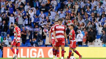Los jugadores del Granada cabizbajos.