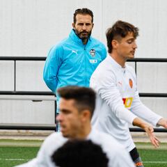 Javi Guerra y Hugo Duro se ausentan del entrenamiento por enfermedad