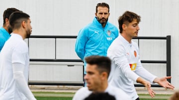 Rub¨¦n Baraja, en un entrenamiento del Valencia.