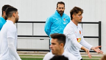 Rubén Baraja, en un entrenamiento del Valencia.