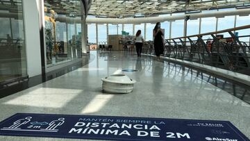 Imagen del interior del centro comercial de AireSur de Sevilla, donde ha abierto con restricciones y medidas de seguridad.