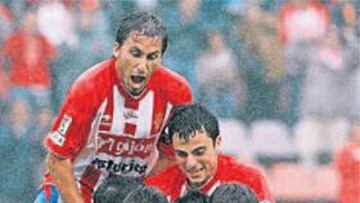 <b>ALEGRÍA.</b> Los jugadores del Sporting celebraron con rabia el golazo de Javi Fuego.