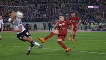 El árbitro no pitó un penalti claro de Alexander-Arnold por mano