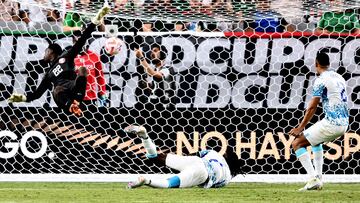 Qatar's goalkeeper Meshaal Barsham fails to stop a goal by Honduras' forward Alberth Elis during the Concacaf 2023 Gold Cup Group B football match between Qatar and Honduras at the State Farm stadium, in Glendale, Arizona on June 29, 2023. (Photo by Patrick T. Fallon / AFP)