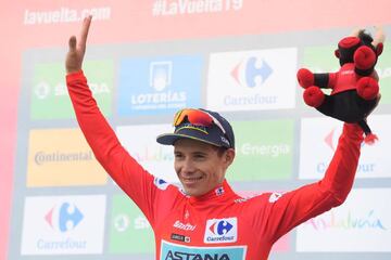 Miguel Ángel Lopez viste por tercera vez el maillot rojo de líder de la Vuelta a España.