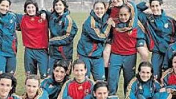 <b>ILUSIONADAS. </b>Las 24 jugadoras convocadas para la Selección absoluta posan la semana pasada en las instalaciones de la Ciudad del Fútbol en Las Rozas (Madrid).