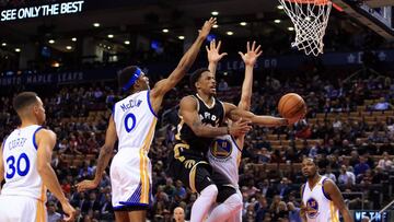 TORONTO, ON - NOVEMBER 16: DeMar DeRozan #10 of the Toronto Raptors shoots the ball as Patrick McCaw #0 and Klay Thompson #11 of the Golden State Warriors defend during the second half of an NBA game at Air Canada Centre on November 16, 2016 in Toronto, Canada. NOTE TO USER: User expressly acknowledges and agrees that, by downloading and or using this photograph, User is consenting to the terms and conditions of the Getty Images License Agreement.   Vaughn Ridley/Getty Images/AFP
 == FOR NEWSPAPERS, INTERNET, TELCOS &amp; TELEVISION USE ONLY ==