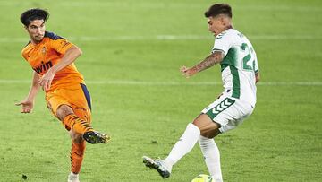 ELCHE, SPAIN - OCTOBER 23: Carlos Soler of Valencia CF (L) being followed by Emiliano Rigoni of Elche CF (R) during the La Liga Santader match between Elche CF and Valencia CF at Estadio Martinez Valero on October 23, 2020 in Elche, Spain. (Photo by Aitor