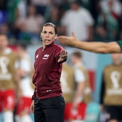 El debut mundialista de una árbitra se hace esperar