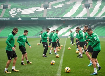 Los jugadores del Betis durante el entrenamiento previo al derbi.