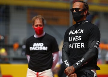 Sebastian Vettel y Lewis Hamilton durante el acto contra el racismo. 