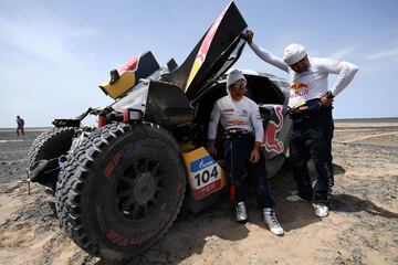 En la etapa 9, Sebastien Loeb y Daniel Elena han perdido toda opción de victoria. Rompieron en frontal de su coche al no ver un agujero. Perdieron más de siete horas en la clasificación general.