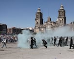 Así fue el momento en que manifestantes de la Generación Z tiraron las vallas del Palacio Nacional