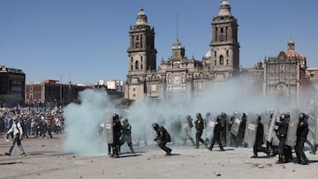 Así fue el momento en que manifestantes de la Generación Z tiraron las vallas del Palacio Nacional