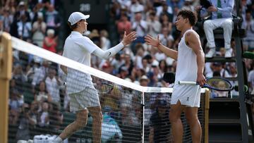 Wimbledon (United Kingdom), 09/07/2025.- Jannik Sinner of Italy (L) greets Ben Shelton of the USA after winning their Men's Singles quarter-finals match at the Wimbledon Championships, Wimbledon, Britain, 09 July 2025. (Tenis, Italia, Reino Unido) EFE/EPA/ADAM VAUGHAN EDITORIAL USE ONLY