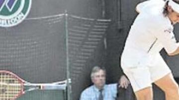 <b>ENFADADO. </b>David Ferrer pagó con la raqueta su eliminación.