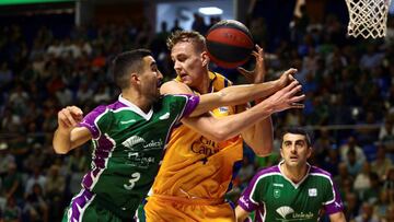 ***CORRIGE FOTÓGRAFO*** GRAF6648. MÁLAGA, 14/10/2018.- El base del Unicaja Jaime Fernández (i) con el balón ante el pívot del Herbalife Gran Canaria Anzels Pasecniks durante el partido que enfrenta al Unicaja y Herbalife Gran Canaria, en la jornada 4 de la Liga Endesa y que se disputa en el Palacio de los Deportes "José María Martín Carpena". EFE/Álvaro Cabrera