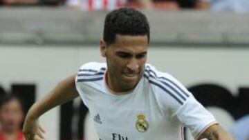 Mascarell pugna por un balón con Alex Barrera.