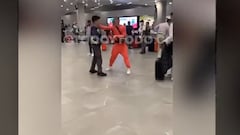 La indignante agresión de AK4:20 a un funcionario en el aeropuerto: el artista fue increpado