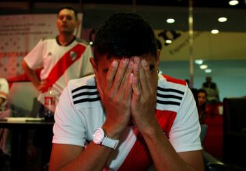 Aficionados de River reaccionan al gol de Benedetto para Boca.