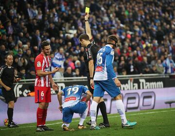 El árbitro Melero Lopez enseñó la tarjeta amarilla a Koke.