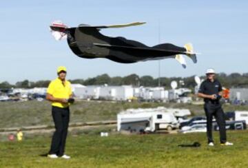 Presentación de Adidas de un nuevo calzado para golfistas con Brandt Snedeker dirigiendo a remoto control su propia figura.