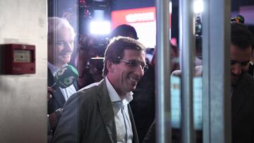 El alcalde de Madrid, José Luis Martínez-Almeida, a su llegada a la inauguración de la II edición de Madrid Leaders Forum, en el Teatro Goya Multiespacio de Madrid, a 4 de octubre de 2023, en Madrid (España). Madrid Leaders Forum es una iniciativa impulsada por la Confederación Empresarial de Madrid CEIM–CEOE, es un encuentro que concentra a una importante representación del sector empresarial en España, en una jornada que protagonizan relevantes personalidades y referentes del mundo directivo y empresarial, que debaten y exponen sus puntos de vista sobre tendencias de vanguardia.
04 OCTUBRE 2023;MADRID;II EDICIÓN MADRID LEADERS FORUM
Fernando Sánchez / Europa Press
04/10/2023