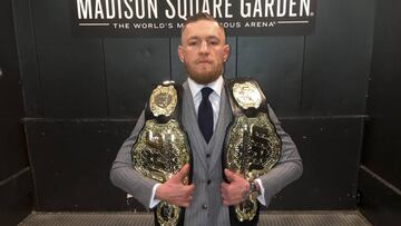 McGregor con sus dos cinturones.