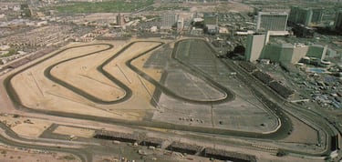Las Vegas llegará a la F1 en 2023, pero no será un estreno, sino un retorno. Y es que la 'Ciudad del Pecado' ya formó parte del Mundial en los 80. Entró como reemplazo de Watkins Glen, se celebraron dos carreras y se construyó en lo que era el párking del icónico Caesars Palace, donde hoy se levanta otro imponente hotel, The Mirage. Su diseño era casi más propio de un circuito de kárting que de F1 y no tuvo muy buenas críticas de los pilotos por el calor que hacía pese a disputarse como cierre de temporada las dos veces (en octubre y septiembre). Nelson Piquet y Keke Rosberg salieron de allí campeones. 