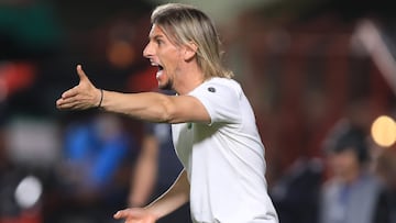 AMDEP293. GOIANIA (BRASIL), 04/05/2022.- El entrenador de Defensa y Justicia Sebastian Beccacece dirige hoy, en un partido de la Copa Sudamericana entre Atlético Goianense y Defensa y Justicia en el estadio Castelo do Dragao en Goiania (Brasil). EFE/Weimer Carvalho
