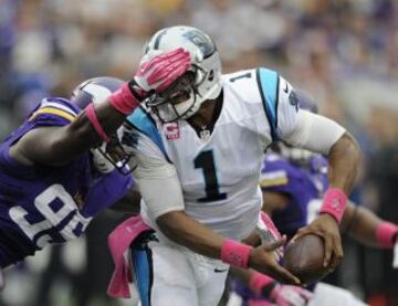 Sharrif Floyd (95) de los Minnesota Vikings golpea el casco de Cam Newton (1) de los Carolina Panthers.