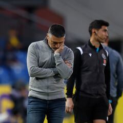 García Pimienta pone un ojo en su espalda