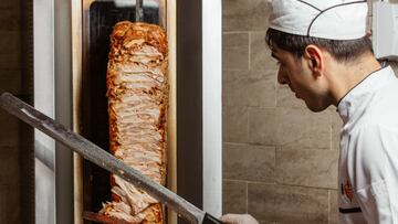 Se gasta 100 euros, prueba el kebab más caro de Europa y lo lamenta desde el comienzo: “Creo que he tirado el dinero a la basura”