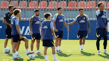 Almada y Julián Alvarez, en la última sesión del Atlético antes del Elche.