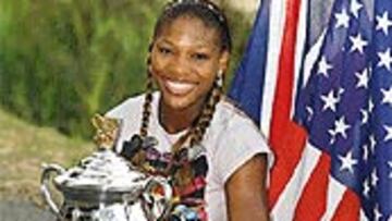 <b>RESPLANDECIENTE.</B> Serena se fotografió orgullosa con el trofeo.