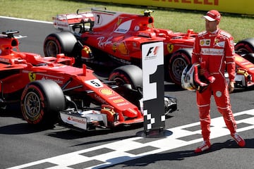 Vettel, junto con su vehículo, en la clasificación del GP de Hungría.