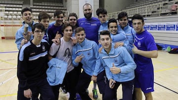 Joan Cañellas posó ayer para AS en Leganés, con un grupo de canteranos del equipo local.
