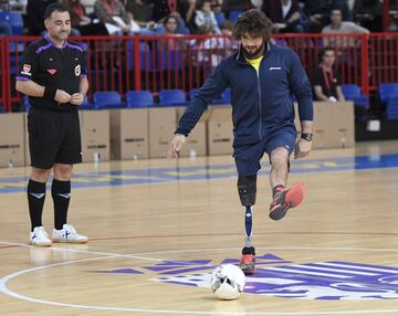 Partido benéfico entre Amigos de Benjamín y Ortiz contra Amigos de Ricardinho en el Polideportivo Municipal Jorge Carbajosa de Torrejón de Ardoz para el fomento del deporte en Guinea Ecuatorial.