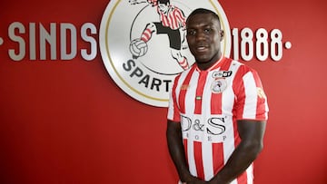 Drenthe tras firmar su nuevo contrato.