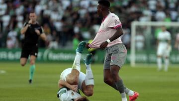 21-10-24. JUAN OTERO RECLAMA AL ÁRBITRO ORELLANA CID UN AGARRON DEL JUGADOR DEL ELCHE.