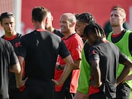 AC Milan�s Italian new coach Massimiliano Allegri speaks with players during a training session at The Milanello Sports Centre at Carnago, north-west of Milan on July 7, 2025. (Photo by Stefano RELLANDINI / AFP)