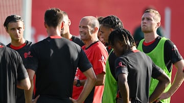 AC Milan�s Italian new coach Massimiliano Allegri speaks with players during a training session at The Milanello Sports Centre at Carnago, north-west of Milan on July 7, 2025. (Photo by Stefano RELLANDINI / AFP)