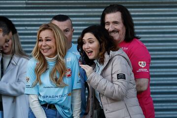 La presidenta de la Comunidad de Madrid, Isabel Díaz Ayuso junto a Ana Obregón durante el partido benéfico organizado por la Fundación Aless Lequio.